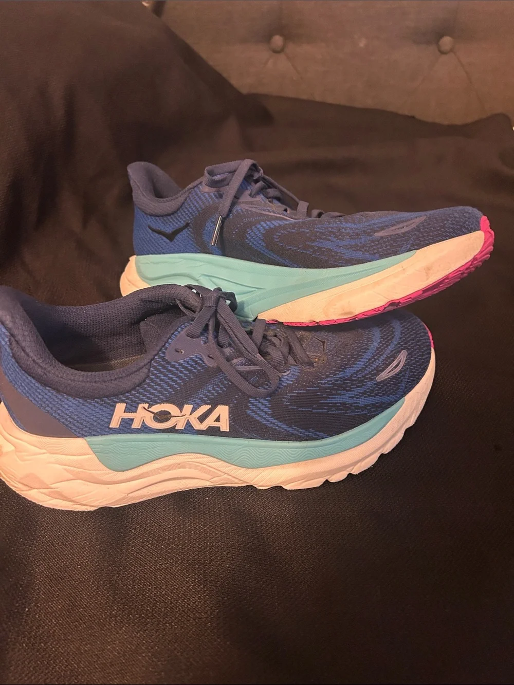Hoka Arahi Women's Navy Blue Running Shoes with Teal and Pink Accents